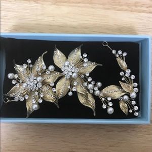 Decorative hair piece Gold ,Pearl,and Rhinestones.